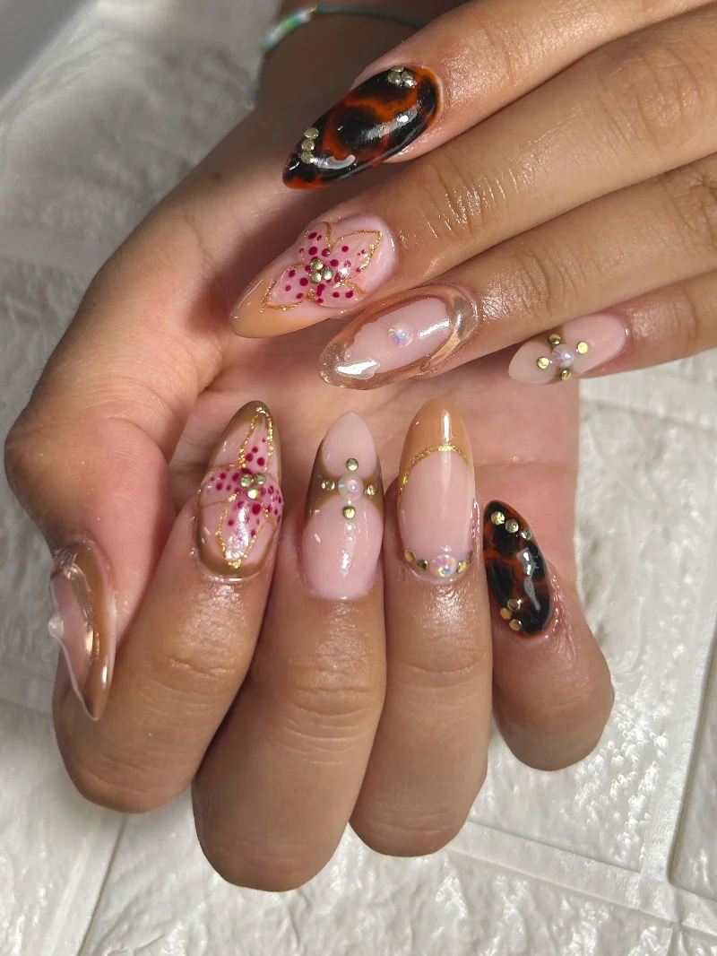 Nail art floral y carey