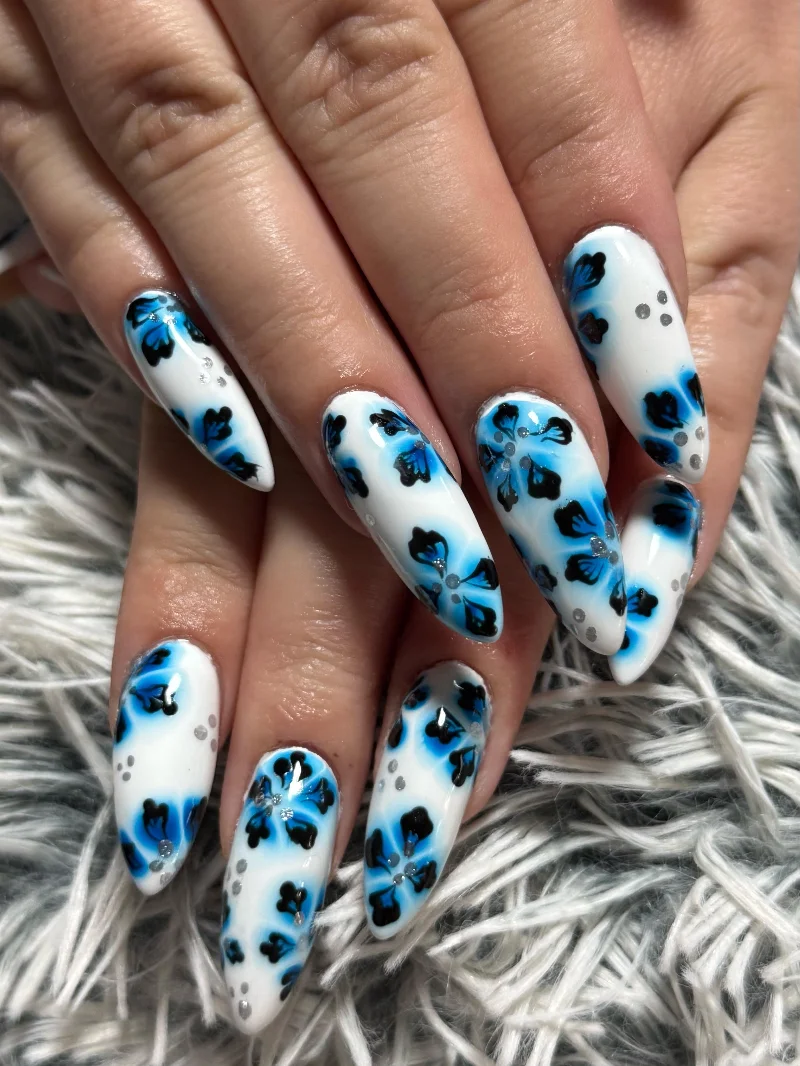 Nail art de flores azules