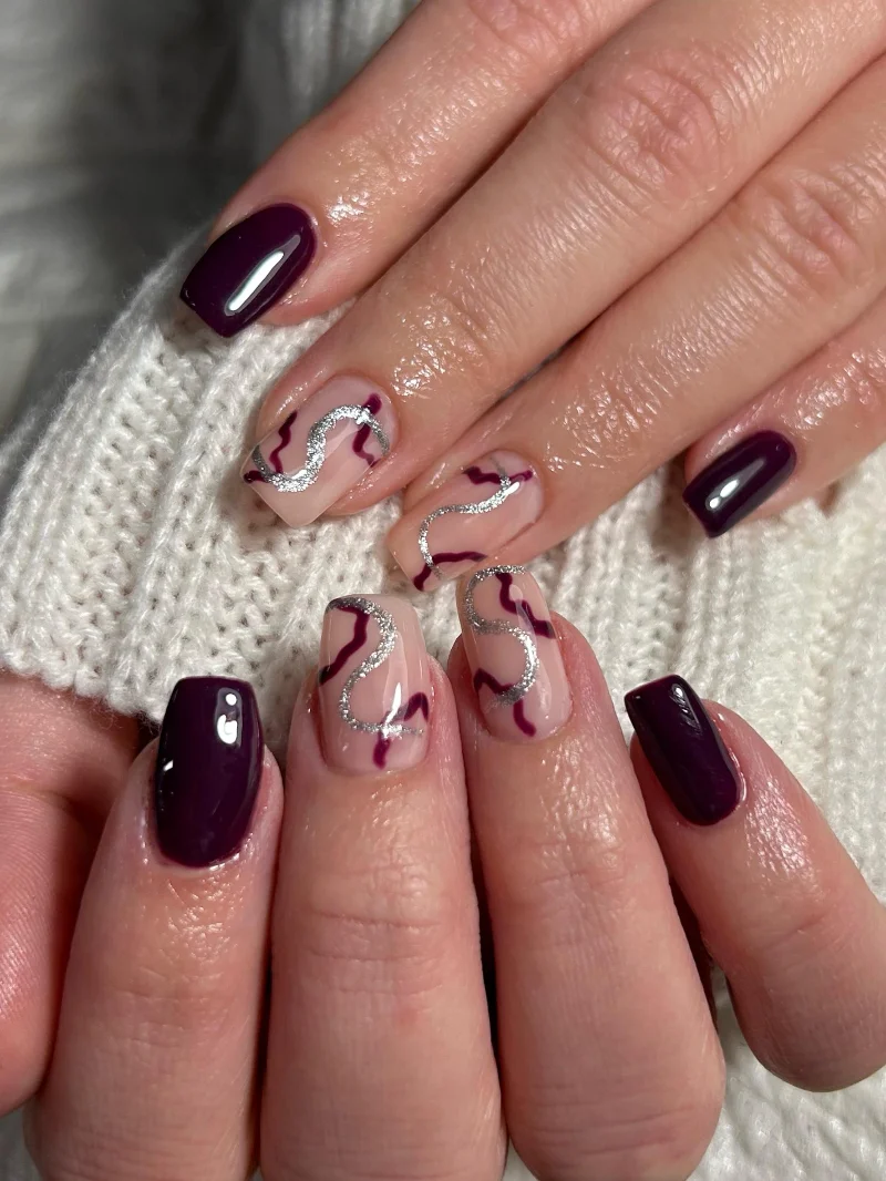 Manicura burdeos con detalle plata
