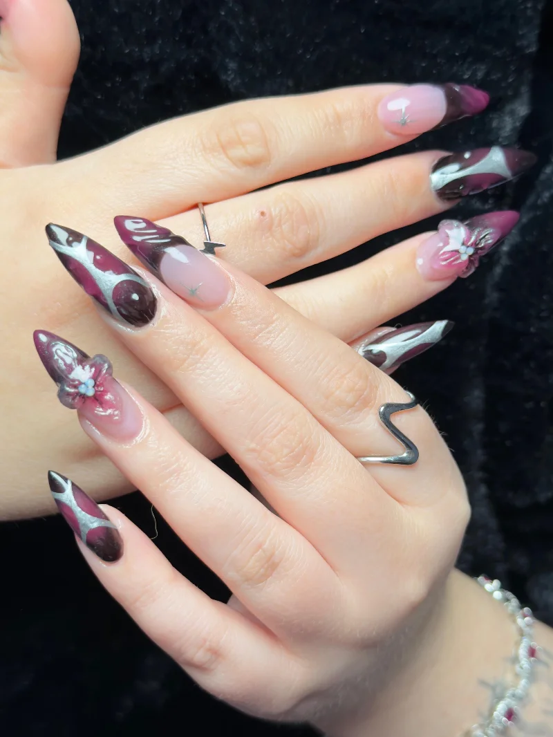 Nail art burdeos con flor 3D