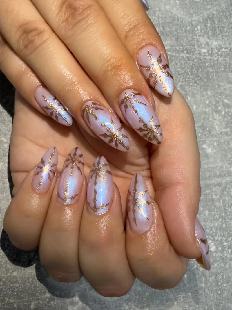Manicura con estrellas doradas