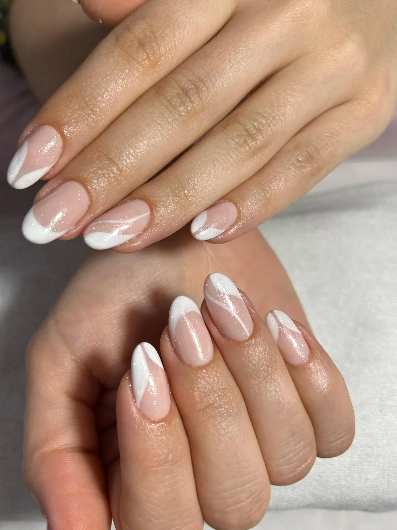 Manicura francesa blanca