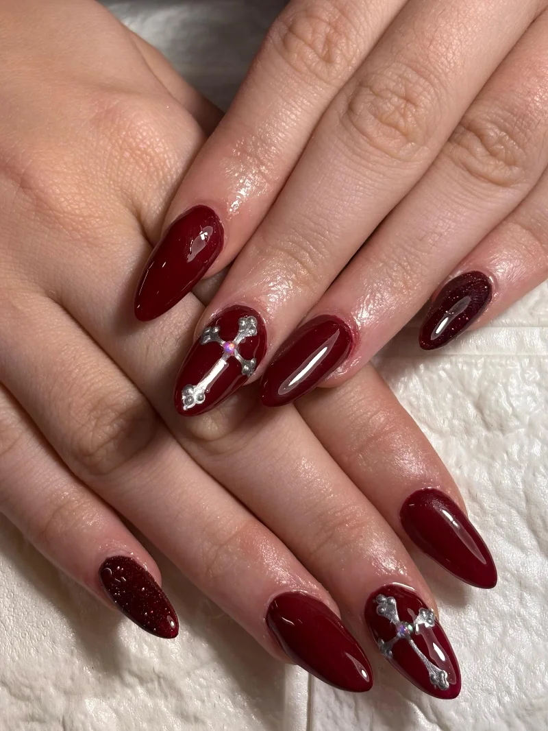 Uñas rojas con nail art de JessMara